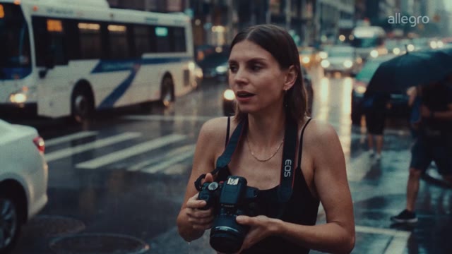 Allegro Electro — ulica, zbliżenie na aparat